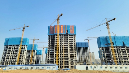 中冶天工承建濱州康怡小區安置區工程首棟單體封頂，景觀工程同步推進助力美好家園建設